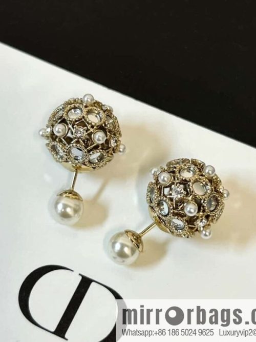 New ☑️ DIOR mirror hollow pearl stud earrings