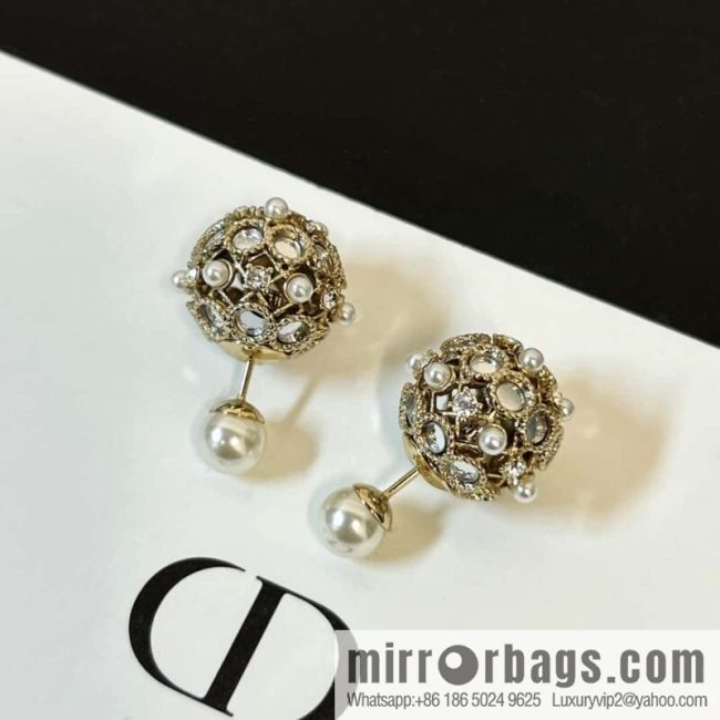 New ☑️ DIOR mirror hollow pearl stud earrings