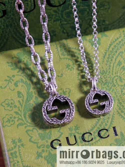 The new Gucci Gucci interlocking double G necklace