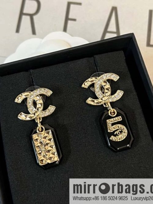 New ☑️ CHANEL Chanel asymmetrical double c-bar acrylic 5-character stud earrings