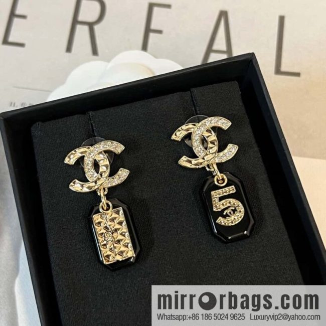 New ☑️ CHANEL Chanel asymmetrical double c-bar acrylic 5-character stud earrings