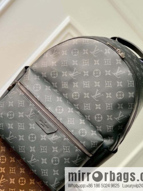 LV M22558 DISCOVERY S backpack