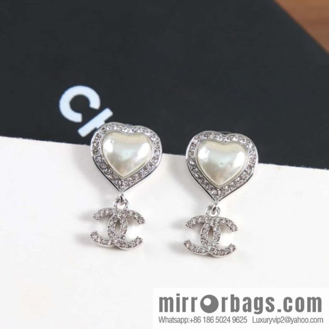 New ☑️ Chanel C2 double c peach heart love stud earrings - Image 3