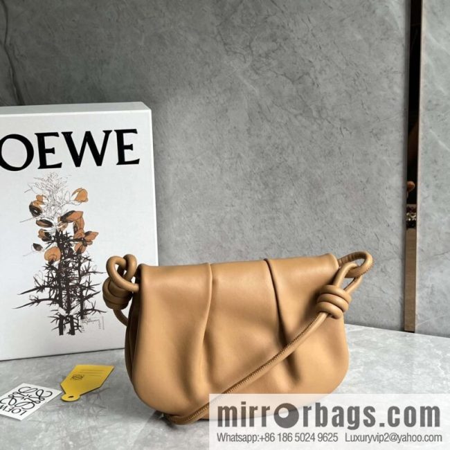 LOEWE\'s latest series Paseo new member Paseo Satchel 0686 caramel color