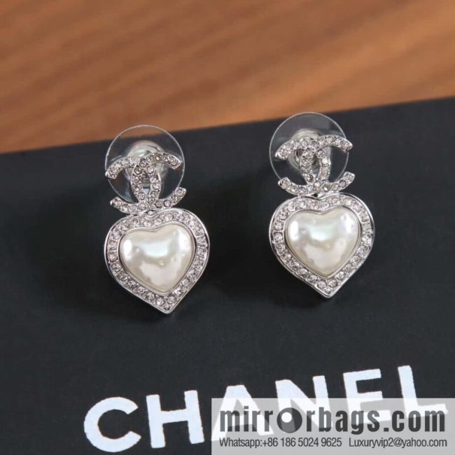 New ☑️ Chanel C2 double c peach heart love stud earrings - Image 3
