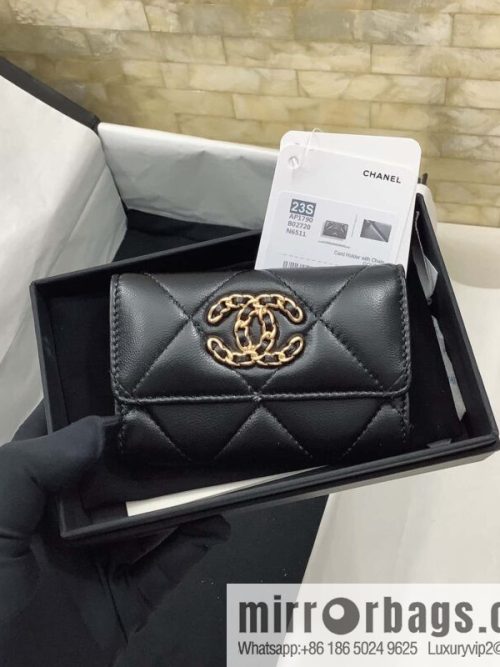 CHANEL classic rhombus 19 sheepskin gold buckle big cc logo snap card holder AP1790