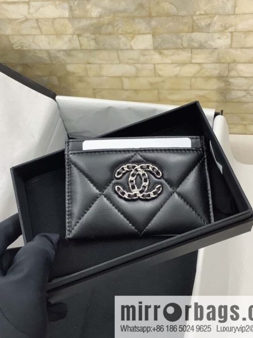 CHANEL classic rhombus 19 sheepskin silver buckle large cc logo card holder AP1167