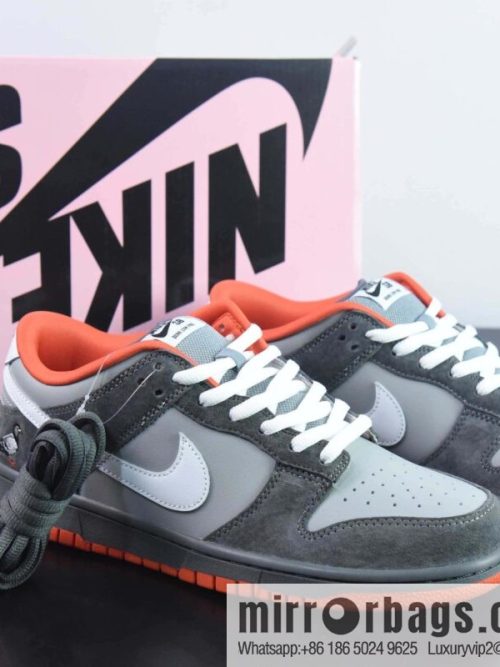 Dunk SB Low Staple NYC Pigeon Sneakers SKU 304292-011