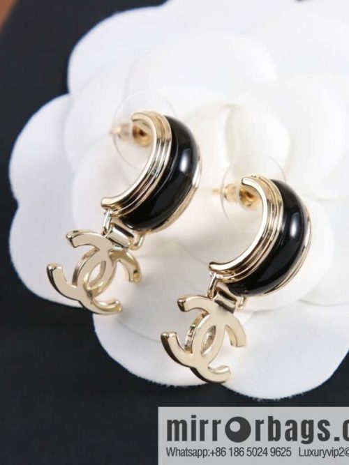 New ☑️ Chanel C2 double c strip earrings