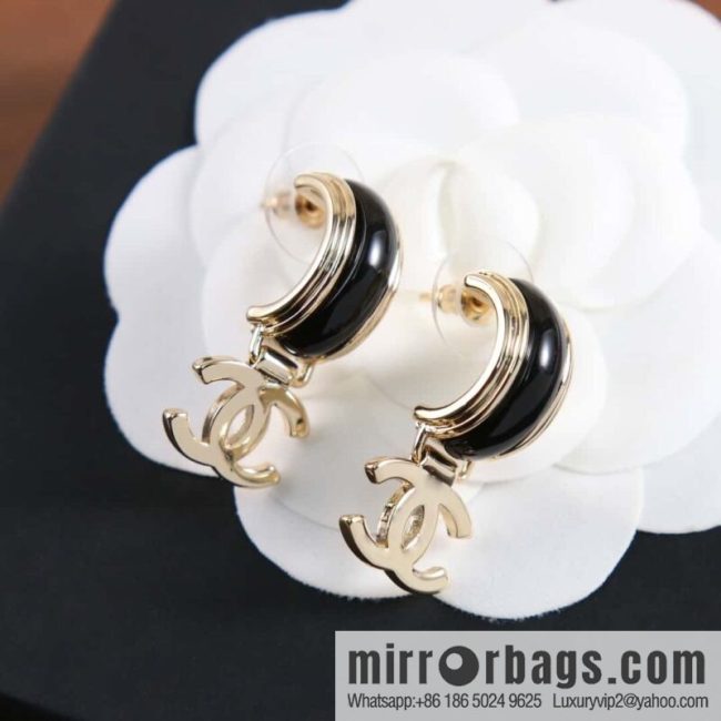 New ☑️ Chanel C2 double c strip earrings