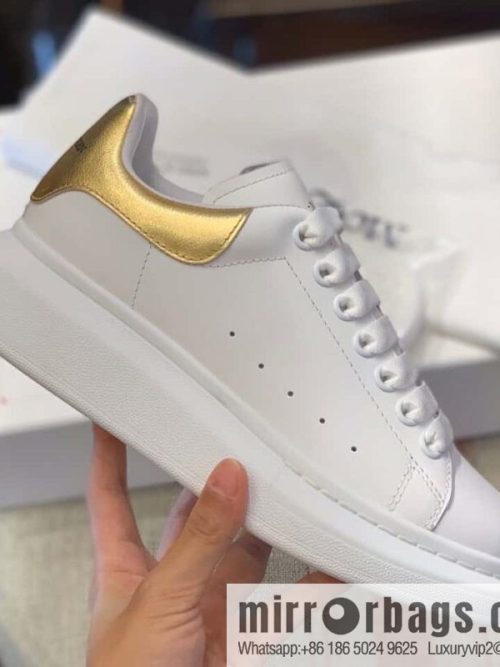 Alexander McQueen Alexander McQueen gold leather tail, the same sneaker for men and women