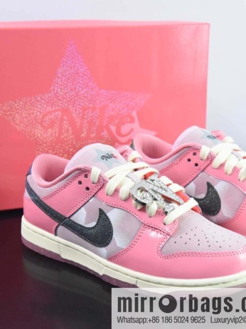 Nike SB Dunk Low \"Hot Punch and Pink Foam\" low-top casual board shoes, Barbie powder, star printing item number: FN8927-621