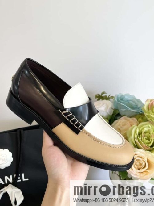 CHANEL Xiaoxiang Metal letter loafers G39190 color matching