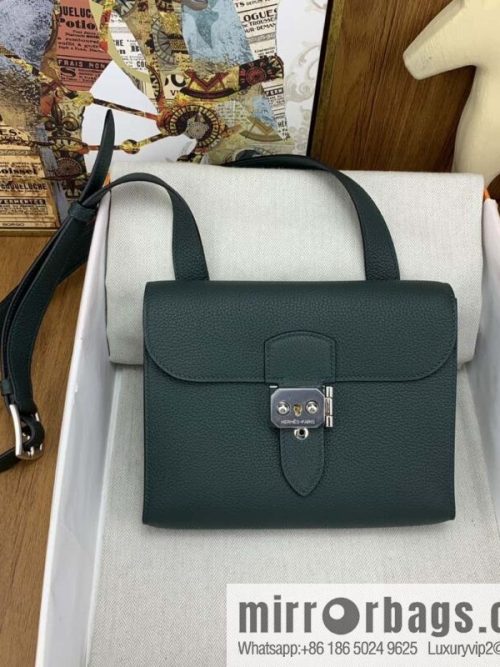 Hermès messenger bag Sac a depeches 21cm togo leather 6O pine and cypress green, silver buckle
