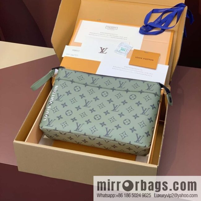 LV M82800 POCHETTE VOYAGE SOUPLE clutch bag