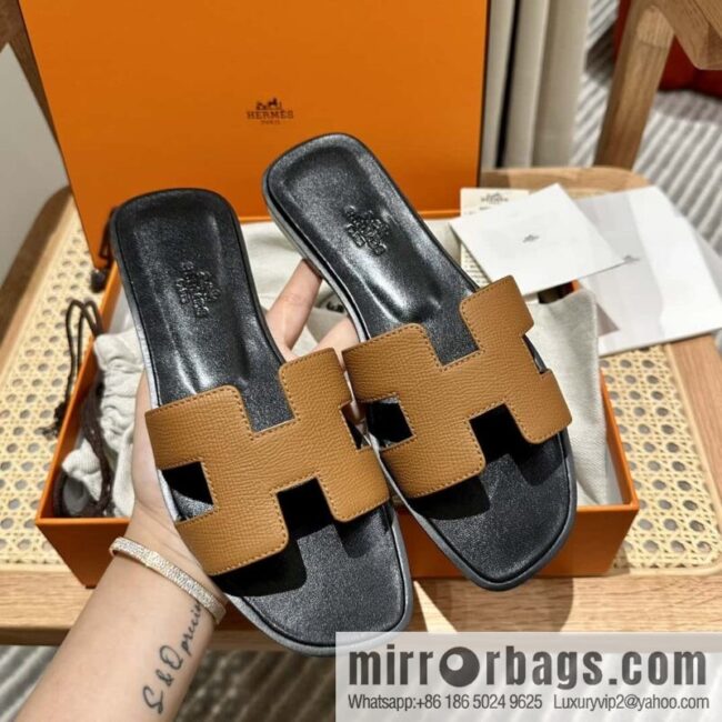 wsxc1697039955344_4-800x800ej2zzos5vt3161352_20250705161020.jpg Hermès leather outsole H slippers, black and brown.