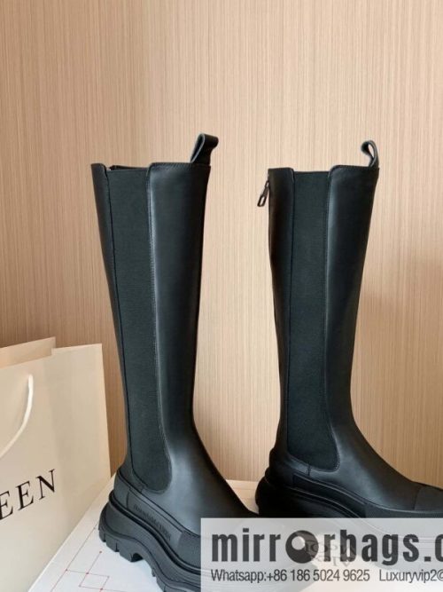 Alexander McQueen Alexander McQueen, thick-soled glossy knight boots