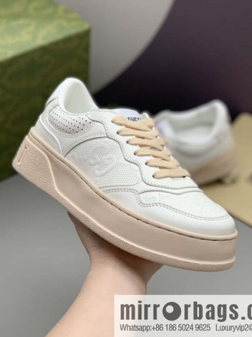 GUCCI is presented in GG printed canvas details, cowhide material, women\'s sports and leisure shoes
