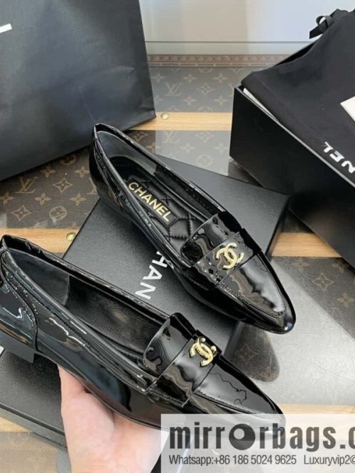 CHANEL Xiaoxiang vintage patent leather pointed loafers