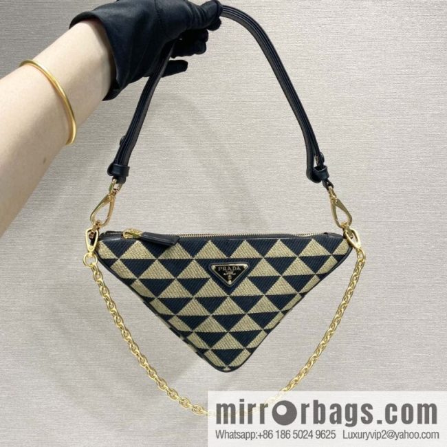 PRADA embroidery triangle bag 🎉 1BC543