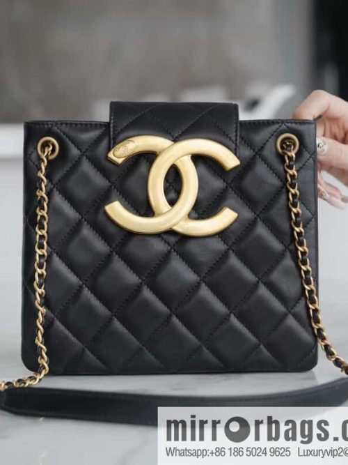 CHANEL Vintage large armpit bag AS4596