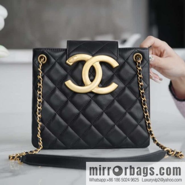 CHANEL Vintage large armpit bag AS4596