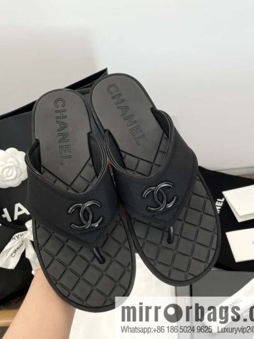 CHANEL Xiaoxiang Double C-buckle black flip-flops