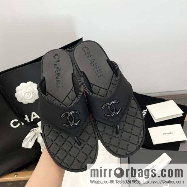 CHANEL Xiaoxiang Double C-buckle black flip-flops