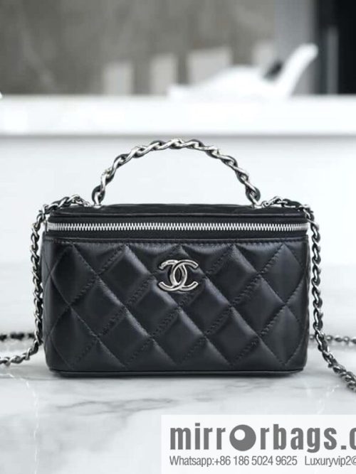 𝗖𝗛𝗔𝗡𝗘𝗟 𝟮𝟯𝗸 Rhinestone handle long box, black 🔜 AP3593