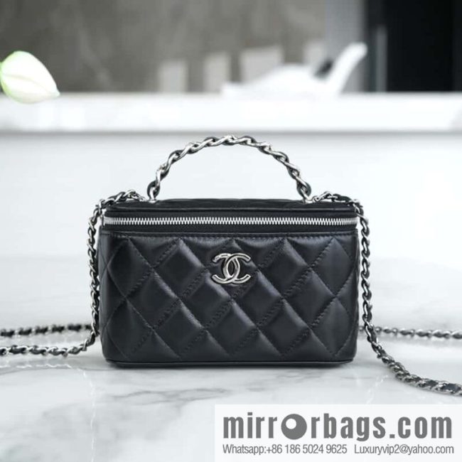 𝗖𝗛𝗔𝗡𝗘𝗟 𝟮𝟯𝗸 Rhinestone handle long box, black 🔜 AP3593
