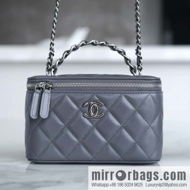 𝗖𝗛𝗔𝗡𝗘𝗟 𝟮𝟯𝗸 Rhinestone handle long box, dark grey 🔜 AP3593
