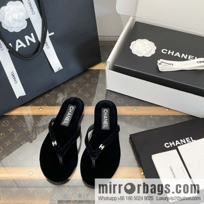 CHANEL Xiaoxiang spring and summer velvet, double C rhinestone buckle flip-flop slippers