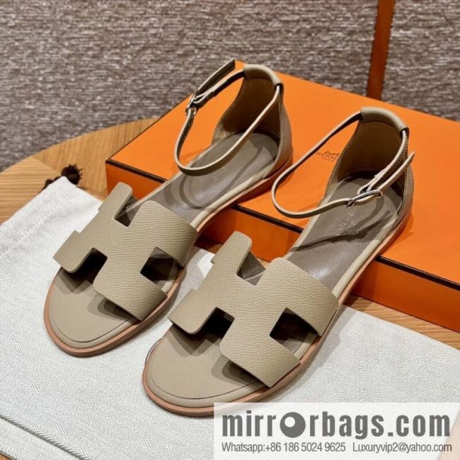 Hermès H\'s must-wear sandals in spring and summer