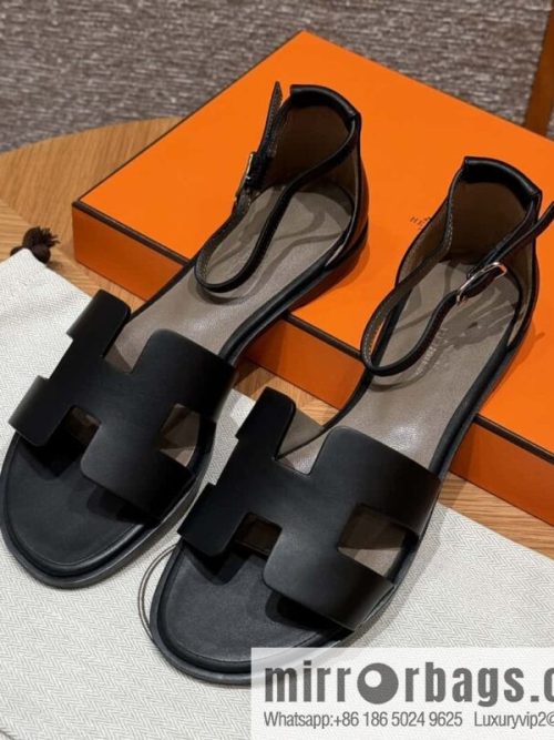 Hermès H\'s must-wear sandals in spring and summer