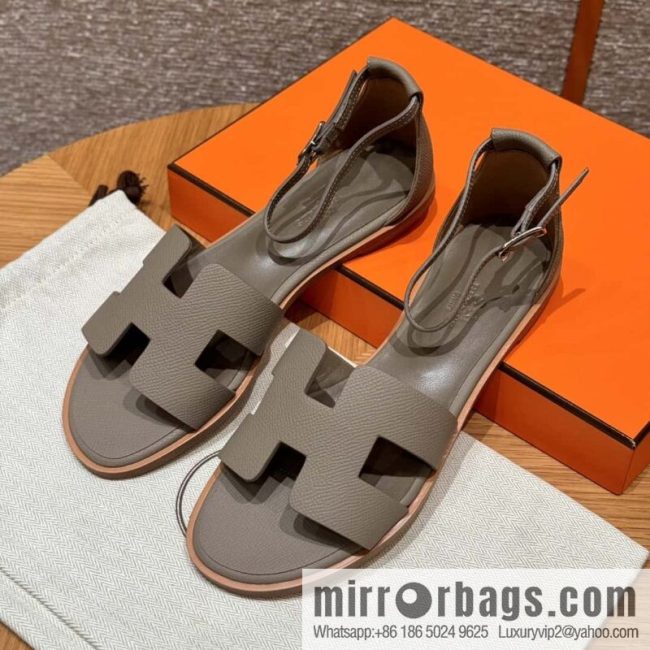 Hermès H\'s must-wear sandals in spring and summer