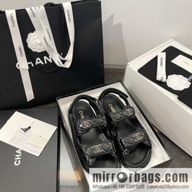 CHANEL Xiaoxiang new version, double leather buckle, high-gloss sheepskin, Velcro beach shoes