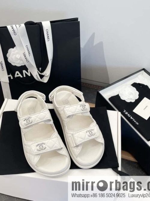 CHANEL Xiaoxiang new version, double leather buckle, high-gloss sheepskin, Velcro beach shoes
