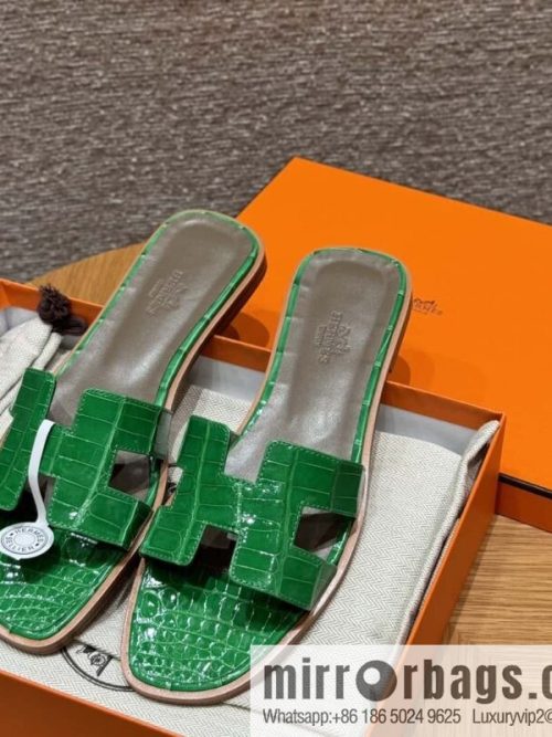 Hermès 181 Oran sandals alligator/crocodile 🐊 1K/Bambou/bamboo green