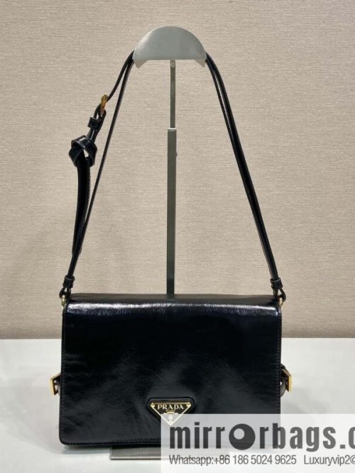 PRADA 🎉 oil wax leather messenger bag 🎉 1BD082