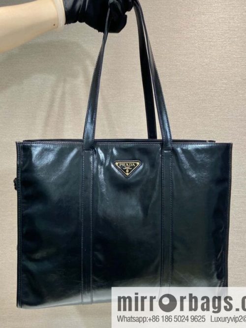 PRADA 🎉 oil wax tote bag 🎉 1BG460
