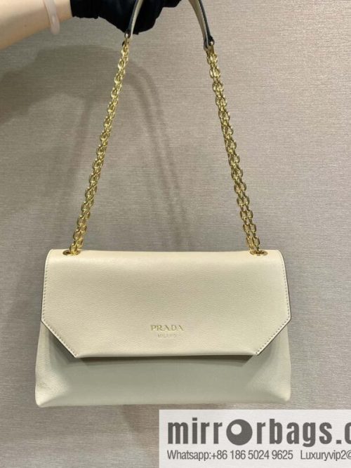 PRADA 🎉 new small 🎉 1BD371 women