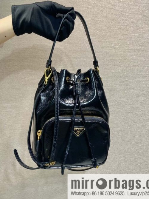 PRADA 🎉 paint crumpled skin bucket bag 🎉 1BH038