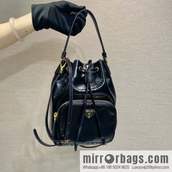 PRADA 🎉 paint crumpled skin bucket bag 🎉 1BH038