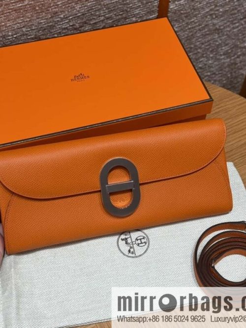 Chaine d\'Ancre To Go Wallet, Pig Nose Togo Orange Silver Buckle