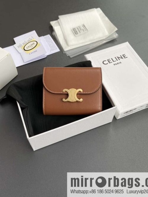 CELINE TRIOMPHE shiny sheep leather wallet 10D782CQH.04LU783