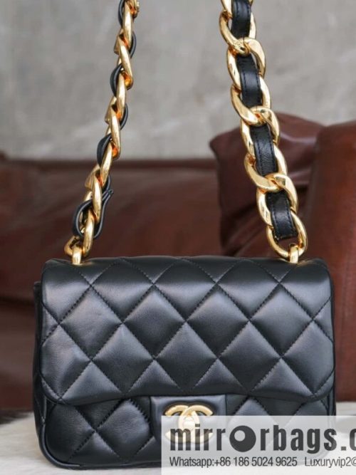 𝗖𝗵𝗮𝗻𝗲𝗹 𝟮𝟮𝘀 thick chain cf armpit bag, small AS3214