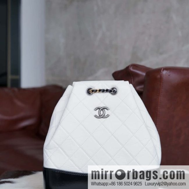 𝗖𝗵𝗮𝗻𝗲𝗹 𝗚𝗮𝗯𝗿𝗶𝗲𝗹𝗹𝗲 stray backpack, black and white 🔘 A94485