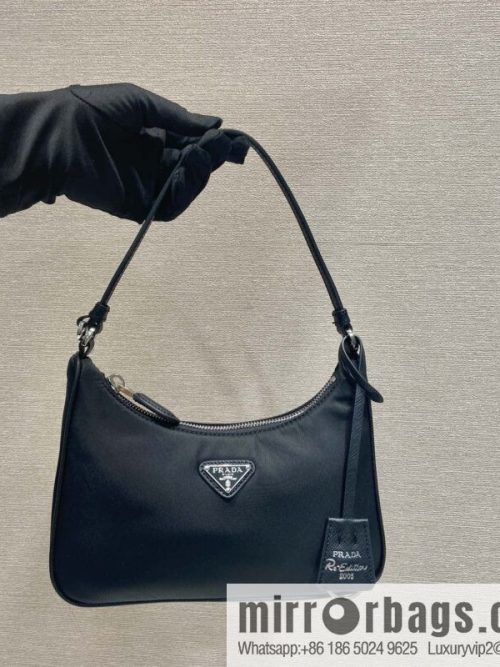 PRADA 🎉 Hobo 🎉 1N 204 M Platinum Hardware🎉🎉