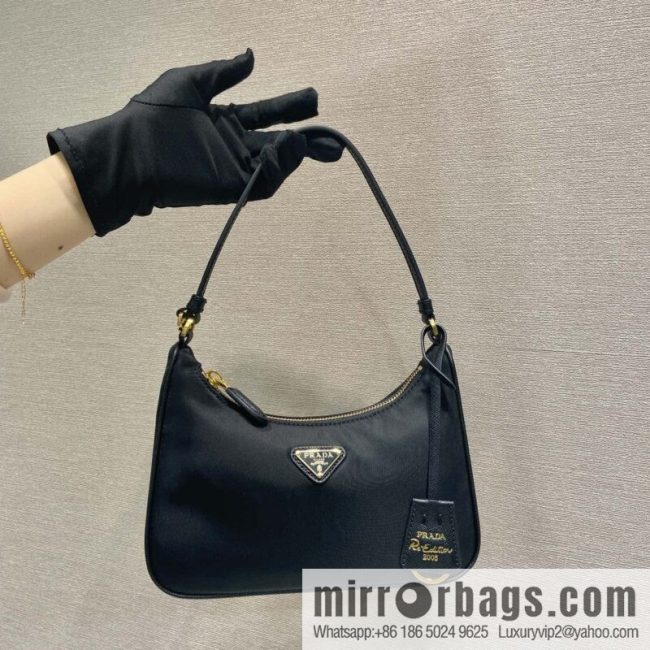 PRADA 🎉 Hobo 🎉 1N 204 M Gold Hardware🎉🎉