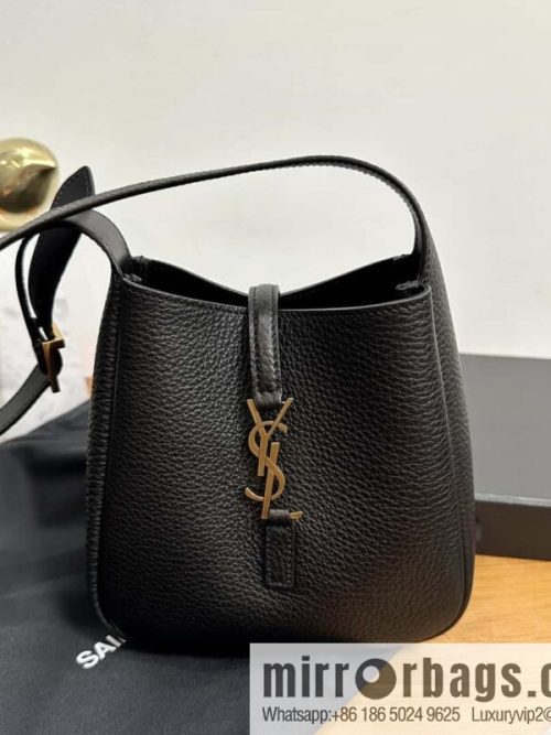 YSL 𝗟𝗘𝟱 À 𝟳 𝗕𝗔𝗕𝗬 Soft Grain Leather Handbag 809461